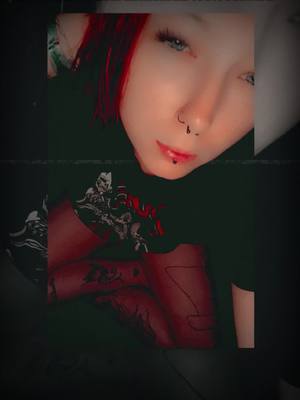 A post by @_seine_queen_cassi on TikTok caption: #ExisteUmLugar #CapCutAmor #einefamilie🤘❤️🤘 #muttertochterteam💕 #kämpferinmitherz🤜❤🤛 #perfekt_unperfekt💞 #kurvigirl❤️ #foryoupage #Icecold❄️lion🦁heart🖤 #Bl4ck_Butt3RFLY_🦋 #teamtropix🔥 #snowfireofthedark