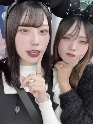 A post by @thukema on TikTok caption: やっぱディズニーはいつ行っても足が痛くなる