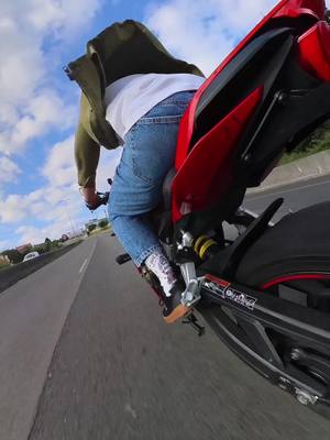 A post by @_judas66 on TikTok caption: Acción 🎬 🎥  @insta360_official  #insta360x3 #moto #cbr #cbr650r #biketok #biker #honda #bikerboy 