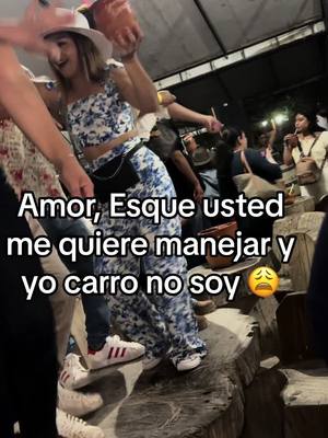 A post by @yamilezglz on TikTok caption: Carrito no soy bebe 🤭🤗 #carro #maneja