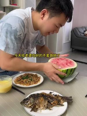 A post by @mukbangfunnyy on TikTok caption: mukbang gia đình hài hước #mukbang#mukbangeatingshow#couplestiktok#viral #foryou#fyb#funny#funnyfamily#mukbangtrung#capdoiduongpho