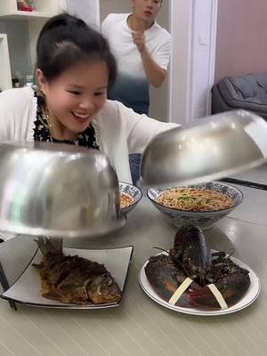 A post by @mukbangfunnyy on TikTok caption: mukbang gia đình hài hước #mukbang#mukbangeatingshow#couplestiktok#viral #foryou#fyb#funny#funnyfamily#mukbangtrung#capdoiduongpho