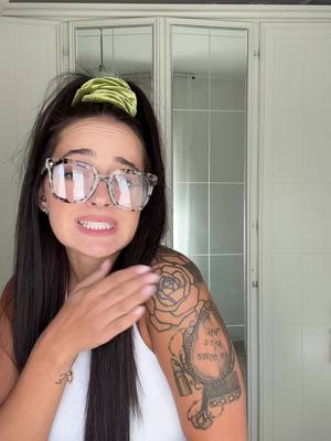 A post by @frattolillosara333 on TikTok caption: Il mio tattoo roeferuto? la kesha! 💕 @Rita decrescenzo #ritadecrescenzo_ #ritadecrescenzo #tattoo #significatitattoo #perte