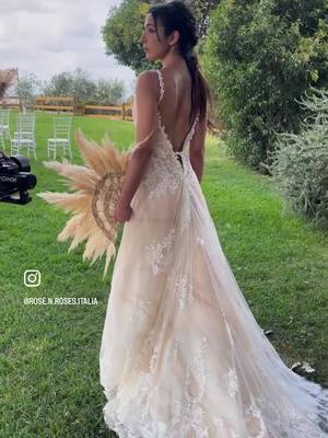 A post by @rose.n.roses.italia on TikTok caption: Allestimento per il matrimonio 💍🤍👰‍♀️🤵‍♂️ #allestimento #matrimonio #fiori #fiorista  #flowerdesign #wedding #bride #allestimentoeventi #allestimentomatrimonio 