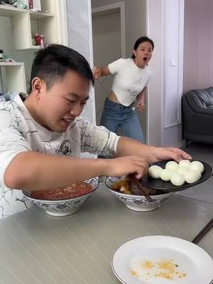 A post by @mukbangfunnyy on TikTok caption: mukbang gia đình hài hước #mukbang #mukbangeatingshow #coupletiktok #foryou #fyb #funny #funnyfamily #mukbangtrung #capdoiduongpho