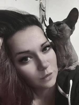 A post by @alisondilaurentis6915 on TikTok caption: Fail 😂 #2003 #liaze #donsphynx #polishgirl #ostblock #krokodilgena #nackkatze #catmom