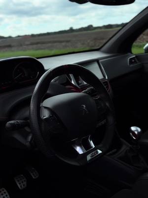 A post by @yorickschonewille on TikTok caption: Filmpje gemaakt voor men maat mick 🔥🙏🏻#peugeot #gti #speed #hard 