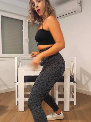 A post by @victoriapmh on TikTok caption: Que bien me lo pasé haciendo el tonto con este trend 😊😂 DC:? #pyd #Viral #trending #popular #meescape #fyp 