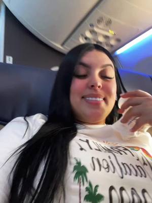 A post by @gabrielamarie333 on TikTok caption: Uno en el avion 🙏🏻❤️✈️#fypp #viral #pageforyou