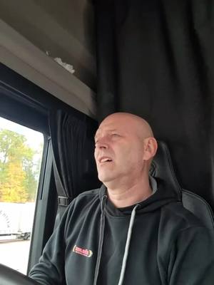 A post by @posch.01 on TikTok caption: Wenn der Kollege das Radio verstellt hat #börjes #arbeit #fernverkehr #lkwfahrer #tiktok #humor #scania #ü50 #viral #zeit @🅲🅾🅼🅴🅳🆈.🅿🅻🅰🆉🅰✔️