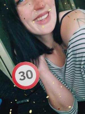 A post by @isa_s_93 on TikTok caption: #me #meintag #30 #girl #chaosmenschmitherz❤️ #teamfunnyloyal🤪 #chaos_psychos #💟