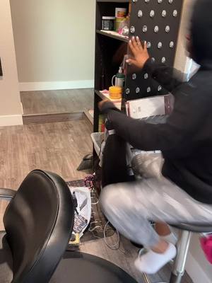 A post by @sherrikabraids on TikTok caption: I wish!🤣❤️🙌🏾#fastbraider #koifshairgrowthoil #koifs #209braids #braidsinstockton #stocktonhairbraider #209hairdresser #stocktonknotlessbraids #knotlessbraids #neatbraider #fastestcashieriknow 