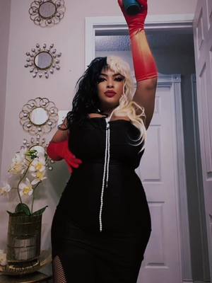 A post by @mbella8898 on TikTok caption: 🖤❤️#cruelladevil #fyp #cruelladevilcostume #halloweencostumeideas #101dalmatians