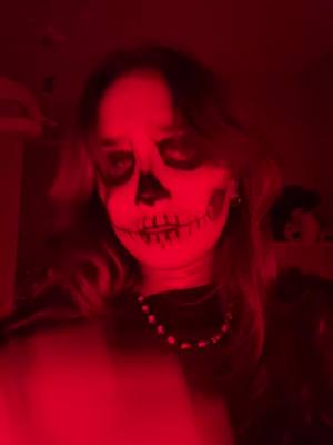 A post by @ciaosonograz on TikTok caption: #viral #foryoupage #skullmakeup #🏳️‍🌈 #perte #trend