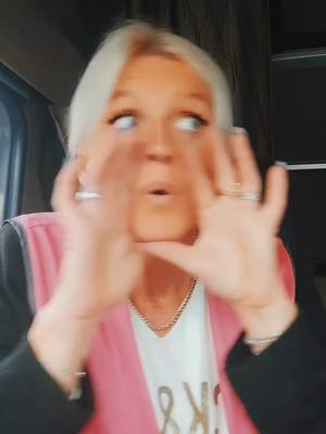 A post by @lablondeauyeuxbleudu54 on TikTok caption: #femmeroutiere #teamroutier #routiere #touteseul 🙄😳🚛😌