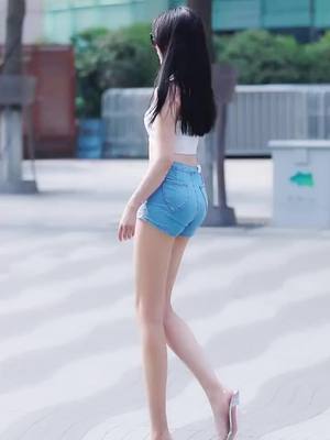 A post by @sggirl68 on TikTok caption: 姐的优点太多你说说看#streetgirl #longlegs #girls