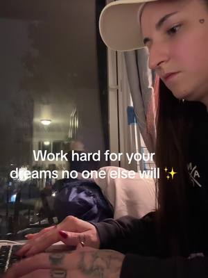 A post by @chloe.p.lifestyle on TikTok caption: #fyp #viral #workhard #argentenligne