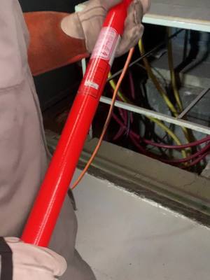 A post by @disg1406 on TikTok caption: Descargando energia residual. #seguridadelectrica #electrician #viral #electriciansoftiktokw #seguridadindustrial 