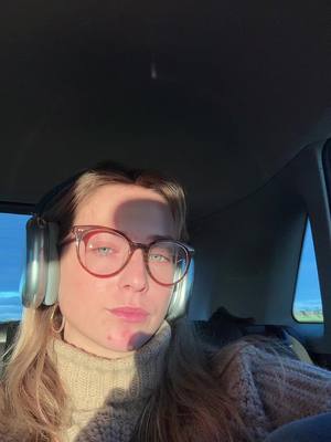 A post by @petitpalmyto on TikTok caption: Mes yeux vivent pour les cameras 