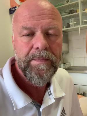 A post by @dr.robbyschlund on TikTok caption: Entspannungstechnik für den Rücken: #arzt #praxisdrschlund #orthopädie #hilfe #entspannung #praxis #medizin #rückenschmerzen 