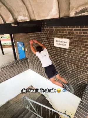 A post by @denniskorra on TikTok caption: Ballspielen verboten ⛔️ Aber wir machen Parkour ✅ Komische Regel, aber was soll’s, bei unserem Parkour Training stört uns das nicht 😂 Den Tipp am Ende bitte nicht zu ernst nehmen 😜 #parkour #freerunning #sport #training #mannheim 