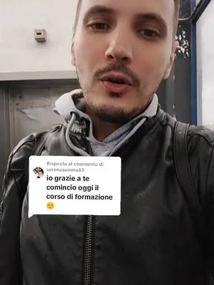 A post by @onybur_ on TikTok caption: Risposta a @serenasumma83 #vitadacallcenter #colleghidicuffia #operatoretelefonico #operatorecallcenter #callcenteritalia #callcenter #callcenteritaliano #cerchilavoro❓ #rèspeak👑