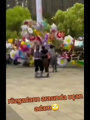 A post by @bararma1 on TikTok caption: balonları uçarken adamda beraberinde uçtu😀