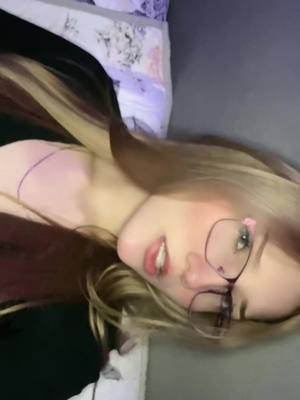 A post by @gabisita_garza on TikTok caption: Yo usando los lentes para la lap jajaj #parati#trending #chisme #fypシ #fyp #foryoupage #rubia