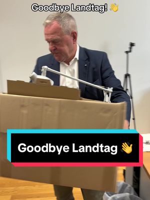 A post by @wolfgang.heubisch on TikTok caption: Nach insgesamt 10 Jahren packe ich (vorerst) meine Sachen… Es war mir eine große Freude! 🙏 #Danke #Landtag #Goodbye #FDP #Bayern #Politik #Politiktok 