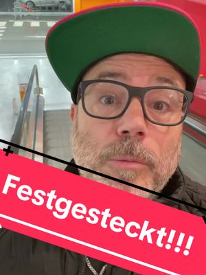 A post by @tomeder on TikTok caption: OMG😱, Vorsicht bei Rolltreppen! #dieeinzigwahrenlifehacks #omg #rolltreppe #fail #fahrstuhl #ärgerlich #mindset #schlaueralsschlau #tippsundtricks 