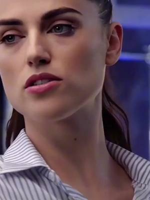 A post by @fb.katie._mh07 on TikTok caption: #CapCut tu mirada me descoloca la mente ,el corazón y mi Alma #katiemcgrath #lenaluthor @May🌈🌙 @SUPERCORP 🌹🍃✨ 