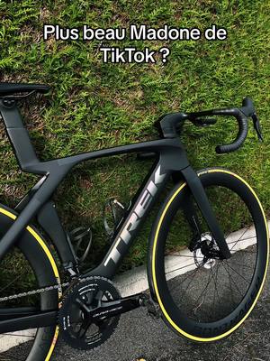 A post by @theoauzoux on TikTok caption: A votre avis, combien pèse ce petit bolide🤗 ?  #culturevelo #cycling #trekbikes #cyclingroad #roadbikes 