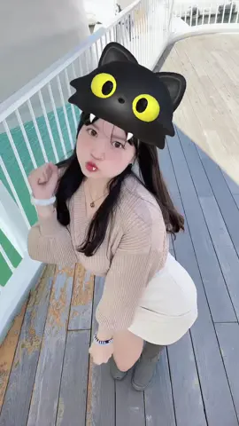 A post by @sammi_329 on TikTok caption: 熱死人的高雄🔥