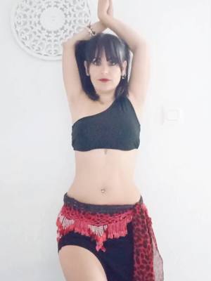 A post by @lauranazli on TikTok caption: #bellydance #bellydancer #bellydancelife #shikshakshok #orientaldance #danzadelvientre #bellydancetiktok 