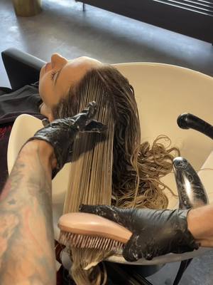 A post by @coiffurecristian on TikTok caption: #zürich #schweiz #yllilimani #fyp #blonde #friseursalon #fyp #hair #viral 