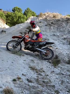 A post by @halfenduro on TikTok caption: 2 minitutotial de como NO girar la #motocross 