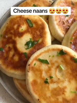 A post by @recette_by_lily on TikTok caption: Recette simple et rapide des cheese naans 😍 recette dans mon 2 ème compte @recettes_faciles🇩🇿🇫🇷  . . . . . . #cheesenaans #cuisine #dz #morroco #algeria #maroc #شعب_الصيني_ماله_حل #شعب_الصيني_ماله_حل😂😂 