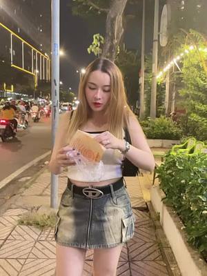 A post by @emilylyn232 on TikTok caption: មកសាកនំគេពុងល្បីនៅ VN🩷