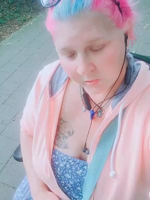 A post by @beby1982 on TikTok caption: #schlumpfelite #rollendercupcake #teamliebe #doomdämonslayer #diepuschelaersche #tattoolover #hamburg #beinamputierte #i❤haters #Amputation #behindertkeit #viral #fyp