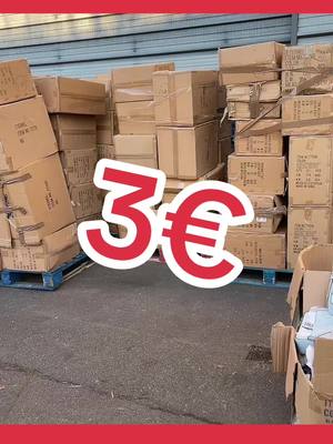 A post by @_grossiste_en_ligne.com on TikTok caption: #destockage #grossiste gros de Stockage, de pochette pour femme www.grossiste-en-ligne.com envoyer un message privé pour l’adresse et le numéro de téléphone