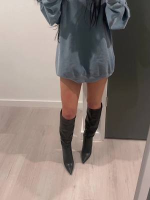 A post by @rumorzachariaa on TikTok caption: Its the gap bwhind the knee thats tbrowing me off #bootseason #blackbootsonly #kneehighblackboots