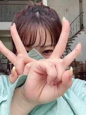 A post by @raffineelady on TikTok caption: 何人いるかわかった？🤭 今週末は卒業撮影会です❤️💚 #raffineeLady #レースクイーン #カワイイ #クリスマスソング #super耐久 #耐久レース #彼シャツ #ワイシャツ #萌え袖 #fyp #racequeen 