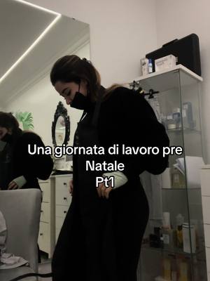 A post by @maratanzarelli_nails on TikTok caption: Giornata di lavoro pre natale pt 1 🥰 #perte #Love #work #nail #unghie #passioneunghie #onicotecnica #nailart #foryou #neiperte #ricostruzioneunghie #christmas #natale #unghienatalizie 