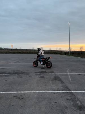 A post by @julian_hlr on TikTok caption: Öltanker ist es einfach 🥰🙏#ktm #smc690 #supermoto #bikelife #abgesperrteteststrecke #vonprofisdurchgeführt 