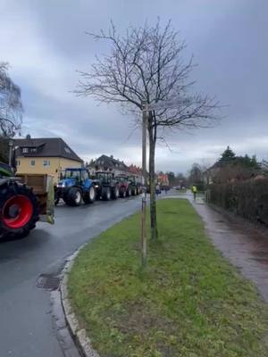 A post by @janno_6320 on TikTok caption: Es geht voran🤙🏼 #Demo #oldenburg #fendt #newholland #schockt #ballern @Tom_5120 @Romke Wessels @marvinsiede0 