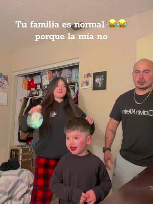 A post by @keniacruz694 on TikTok caption: #viralvideo #lespatinaelcoco#salvador#mexicotiktok 