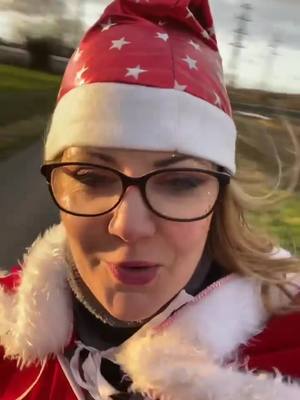 A post by @momofromtheplanty on TikTok caption: Ballade de noel 2023 avec livraison de cadeaux express 😂 #equitation #chevalpassion #cheval #chevaltiktok #sellefrancais #noel #christmas #christmastiktok #horse #horses #horsesoftiktok #mariahcarey #alliwantforchristmas 