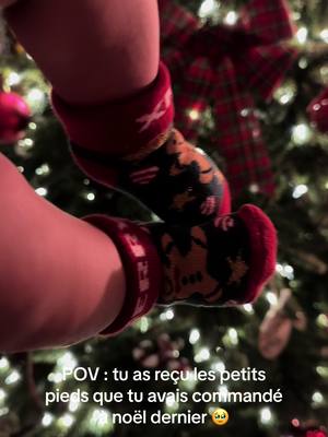 A post by @samanthamrg_ on TikTok caption: Et dire que c’est son premier et dernier noël sans courir partout 🥰 #christmas#tinyfeet#firstchristmas#noel#baby#premiernoel#mignonnerie #petitspieds 