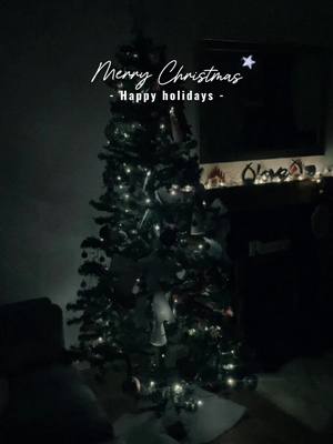 A post by @lorenamarta3 on TikTok caption: 🎄🎁#CapCut #christmas #decoration #christmaslights 