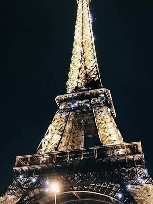 A post by @michiduta13 on TikTok caption: #travel📸🧳  #paris #toureffel 